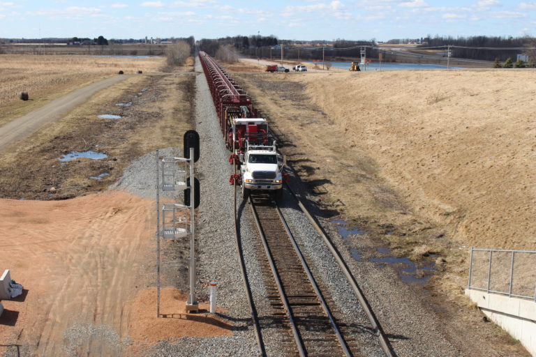 Welded rail distribution machine for railways